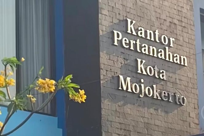 
					KPK Sita Amplop Uang Saat Penggeledahan di Kantor BPN Kota Mojokerto