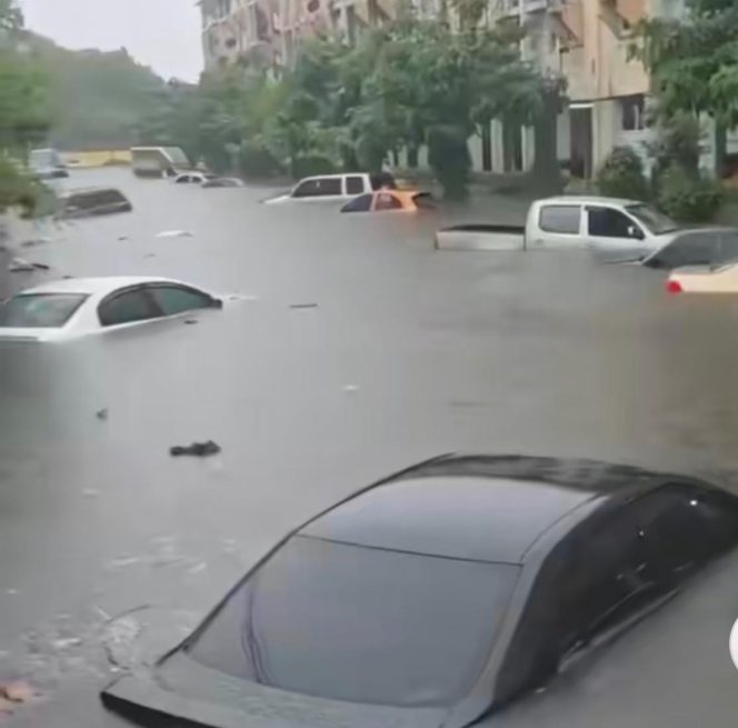 
					Hujan Ekstrem Lumpuhkan Bangkok: Status Darurat Bencana Ditetapkan di 50 Distrik