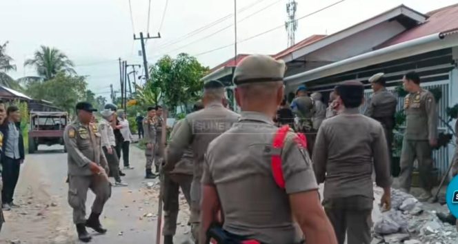 
					Makan Badan Jalan, Pagar Rumah Warga di Dadok Tunggul Hitam Dibongkar Satpol PP Padang