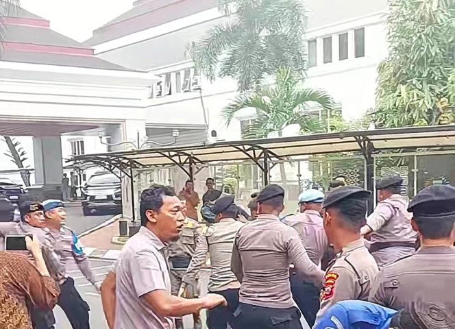 
					Massa Aksi Terobos Gerbang DPRD Banten Saat Peringatan HUT ke-26