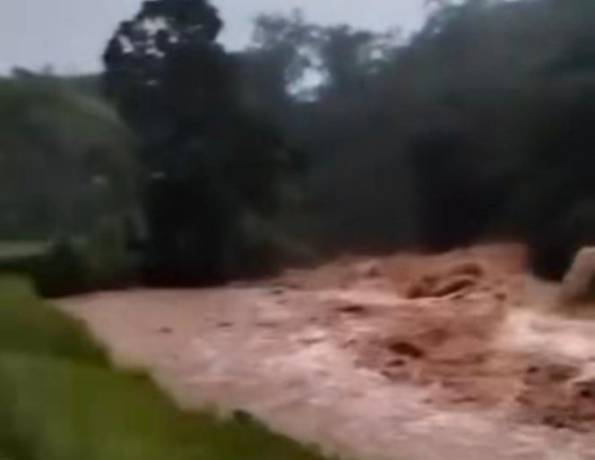 
					Hujan Deras Terjang Pamijahan, Luapan Sungai Rendam Area Wisata dan Kafe Gunung Salak