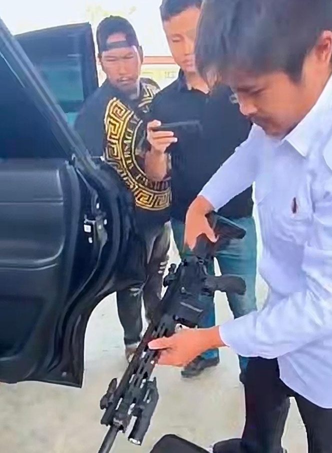 
					Pria Pembawa Senjata Api AR-15 Ditangkap Usai Bersembunyi di Loteng