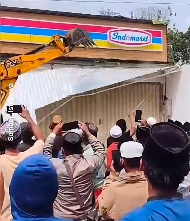 
					Tolak Ritel Modern, Ratusan Warga dan Santri Pembongkaran Bangunan Indomaret di Pamekasan