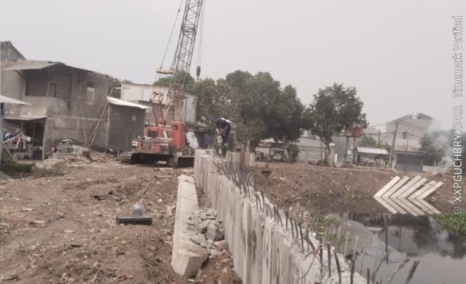 
					Tiang Pancang Hibah Siluman Teror Proyek Turap Kali Cirarab Tangerang