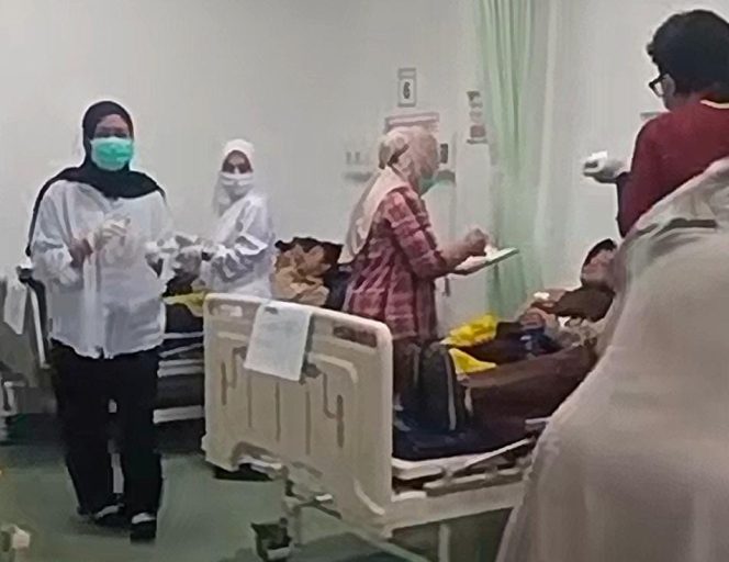 
					Puluhan Siswa dan Guru SMPN 2 Cisarua Dilarikan ke Rumah Sakit Diduga Keracunan