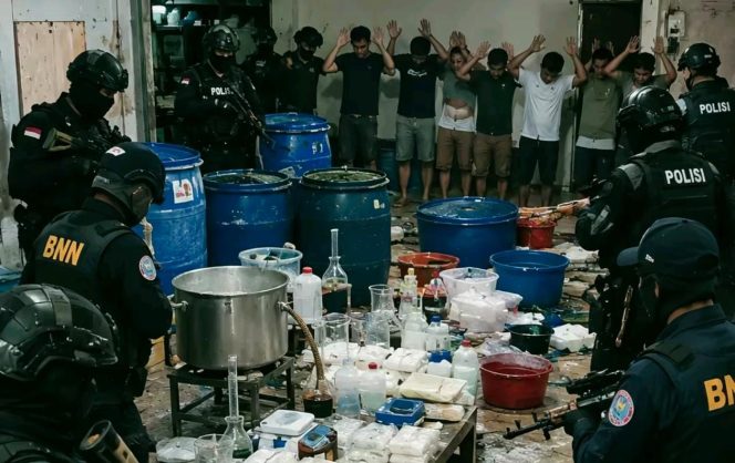 
					BONGKAR LABORATORIUM SABU CAIR DI PIDIE: POLRI SITA 1,2 TON BARANG BUKTI DAN AMANKAN 11 TERSANGKA
