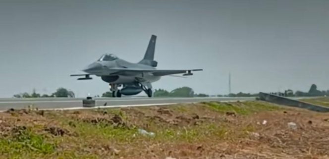 
					Perkuat Kesiapsiagaan Pertahanan, TNI AU Sukses Uji Coba Pendaratan Pesawat Tempur di Tol Paspro
