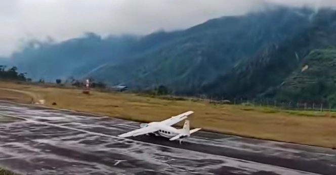 
					Diduga Alami Gangguan Roda Mendarat, Pesawat Asian One Tergelincir di Intan Jaya