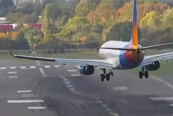 
					Insiden Menegangkan di Bandara Birmingham: Pesawat Jet2holidays Nyaris Tergelincir Akibat Badai Storm Boelo