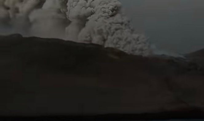 
					Gunung Anak Krakatau Kembali Muntahkan Abu Vulkanik, Sebaran Angin Bergerak ke Dua Arah Berbeda di Selat Sunda