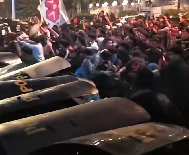 
					Situasi Terkini Aksi Unjuk Rasa di Bundaran HI: Ketegangan Meningkat dan Aparat Tembakkan Gas Air Mata