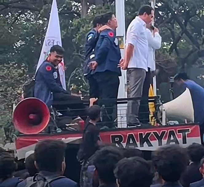 
					Momen Perwakilan Istana Temui Mahasiswa Trisakti yang Demo di Patung Kuda