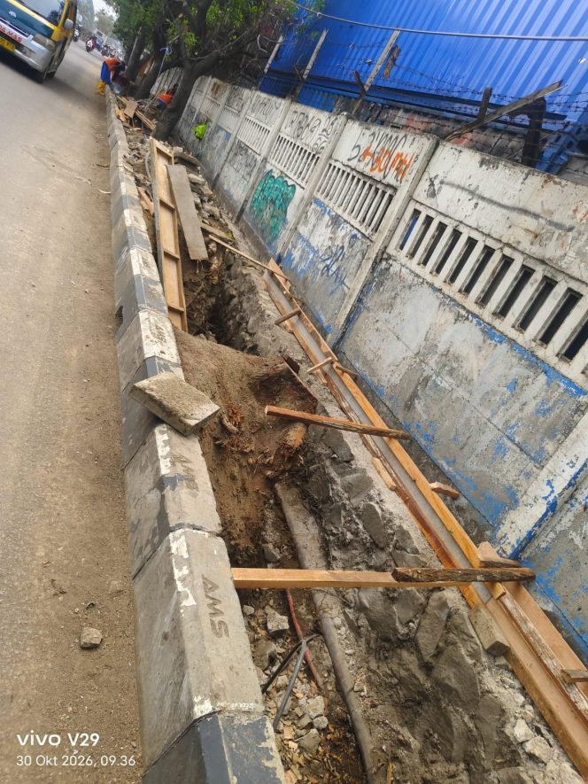 
					Proyek Pedestrian Rp10,8 Miliar di Cipondoh Disorot: U-Ditch Ditumpuk di Atas Lumpur, Pengawas “Kencing” di Lapangan?
